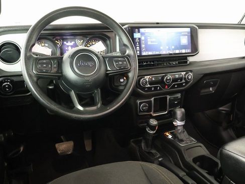 Used 2024 Jeep Gladiator Sport image 2