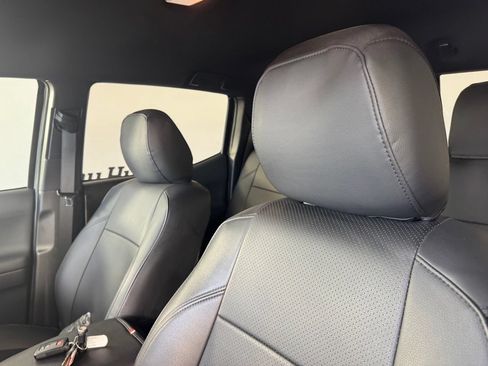 Used 2022 Toyota Tacoma TRD Off-Road w/ Technology Package AWD/4WD image 10