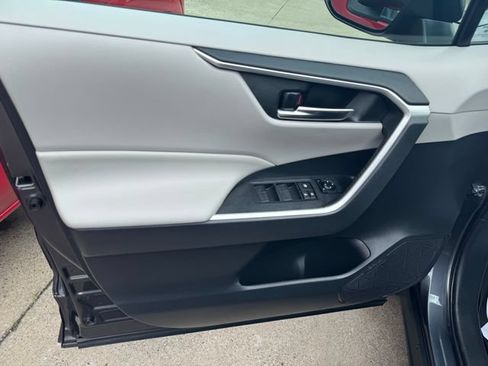 Used 2019 Toyota RAV4 XLE w/ Convenience Package FWD image 16