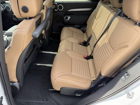 New 2026 Land Rover Discovery Dynamic SE image 11