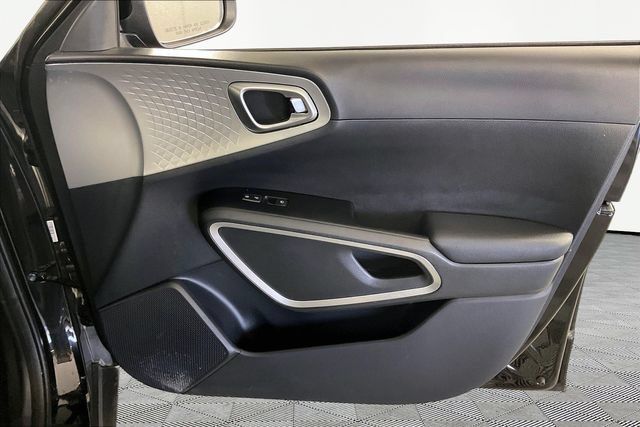 Used 2025 Kia Soul LX w/ LX Technology Package FWD image 21