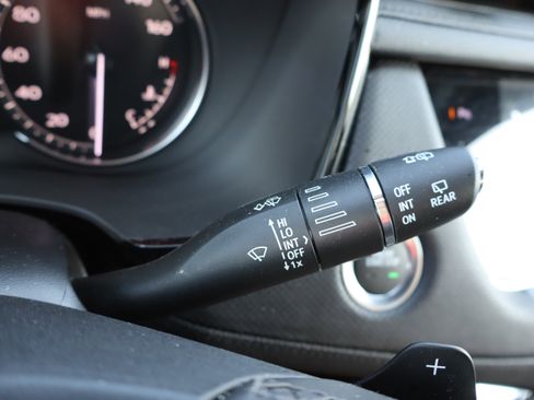 Used 2025 Cadillac XT6 Luxury image 23