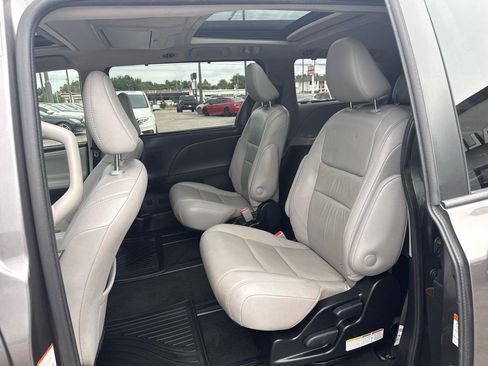Used 2018 Toyota Sienna Limited Premium AWD/4WD image 16