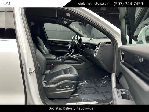Used 2023 Porsche Cayenne image 19