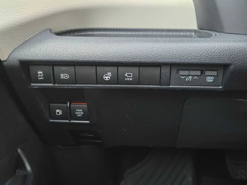 Used 2023 Toyota Sienna Platinum image 32