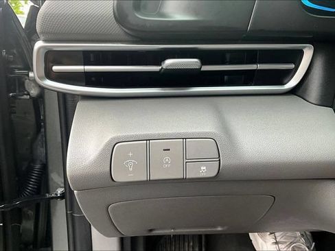 Used 2025 Hyundai Elantra SE FWD image 14