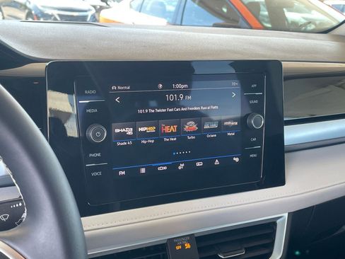 Used 2025 Volkswagen Taos SE image 21