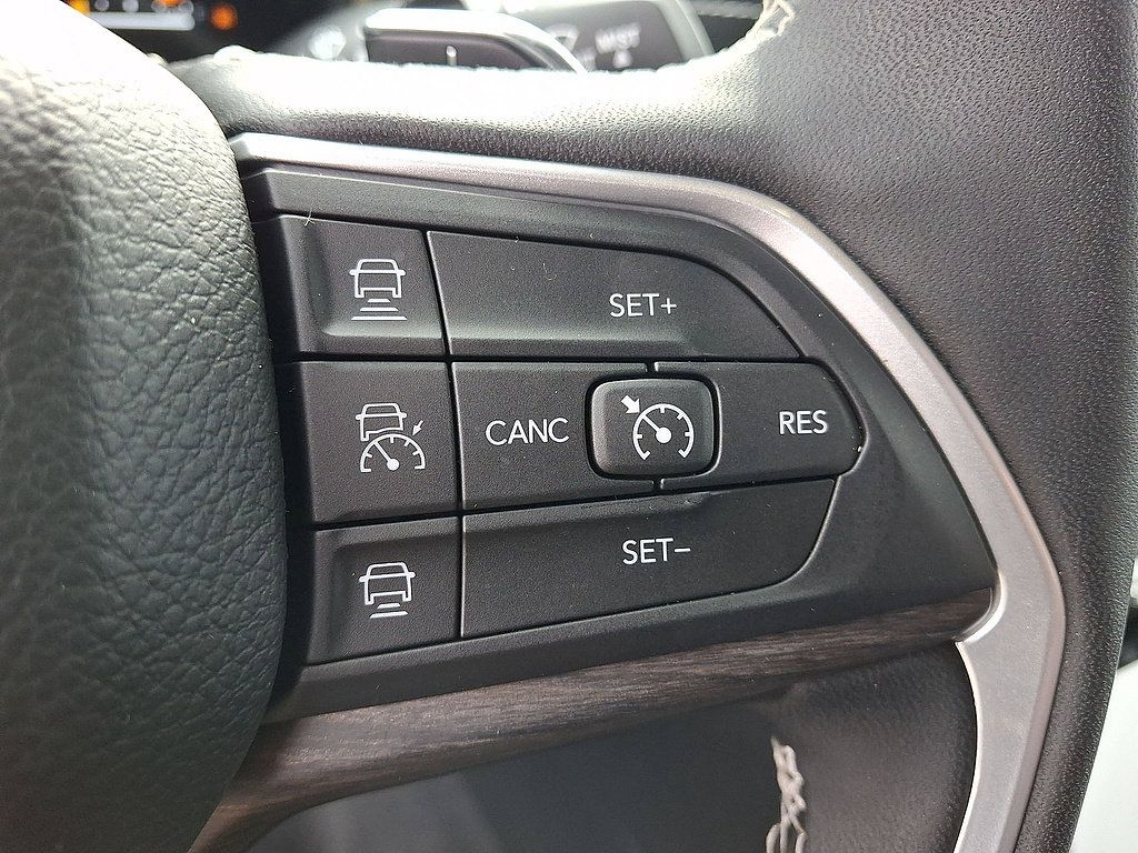 Used 2025 Jeep Grand Cherokee Limited AWD/4WD image 24