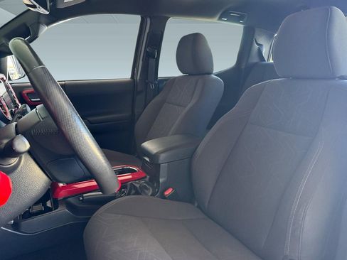 Used 2019 Toyota Tacoma TRD Sport AWD/4WD image 5