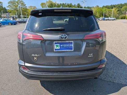 Used 2018 Toyota RAV4 LE AWD/4WD image 4