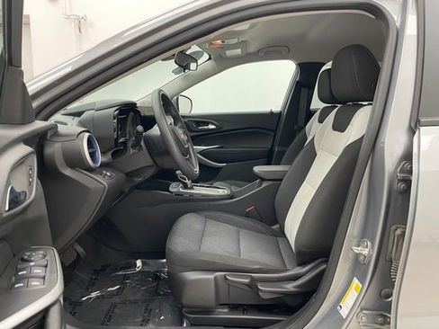 Used 2024 Chevrolet Trax LS w/ LS Convenience Package FWD image 9