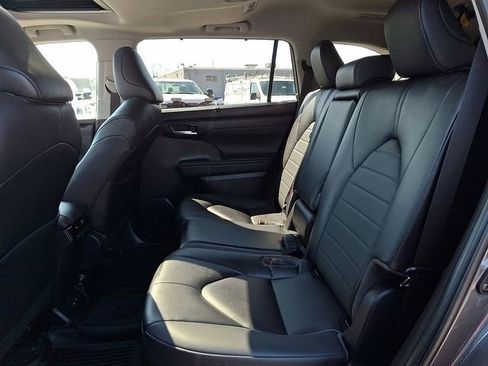 Used 2023 Toyota Highlander XLE AWD/4WD image 12