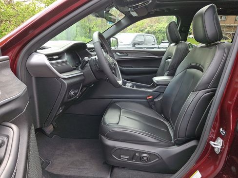 Certified 2025 Jeep Grand Cherokee Limited AWD/4WD image 15