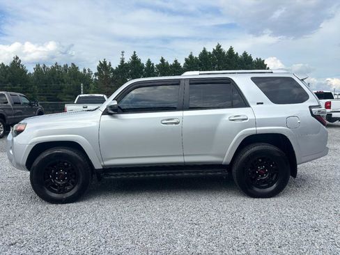 Used 2015 Toyota 4Runner SR5 AWD/4WD image 8