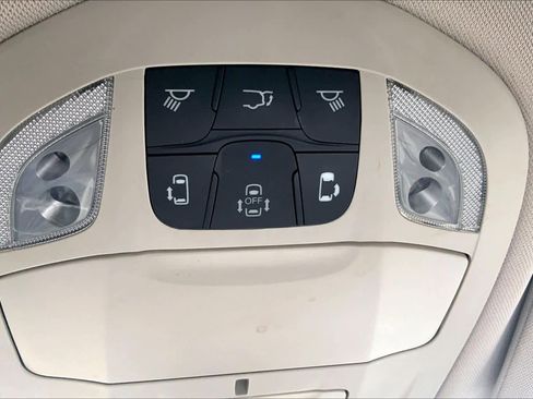 Used 2019 Chrysler Pacifica Touring-L image 34