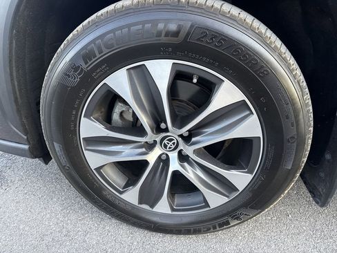 Used 2023 Toyota Highlander XLE image 8