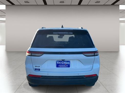 Used 2024 Jeep Grand Cherokee Altitude image 4