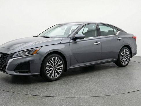 Used 2025 Nissan Altima 2.5 SV image 3