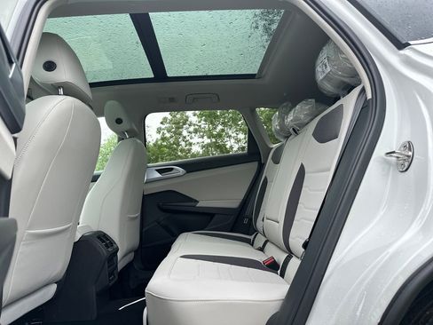 New 2026 Volkswagen Taos SE AWD/4WD image 18