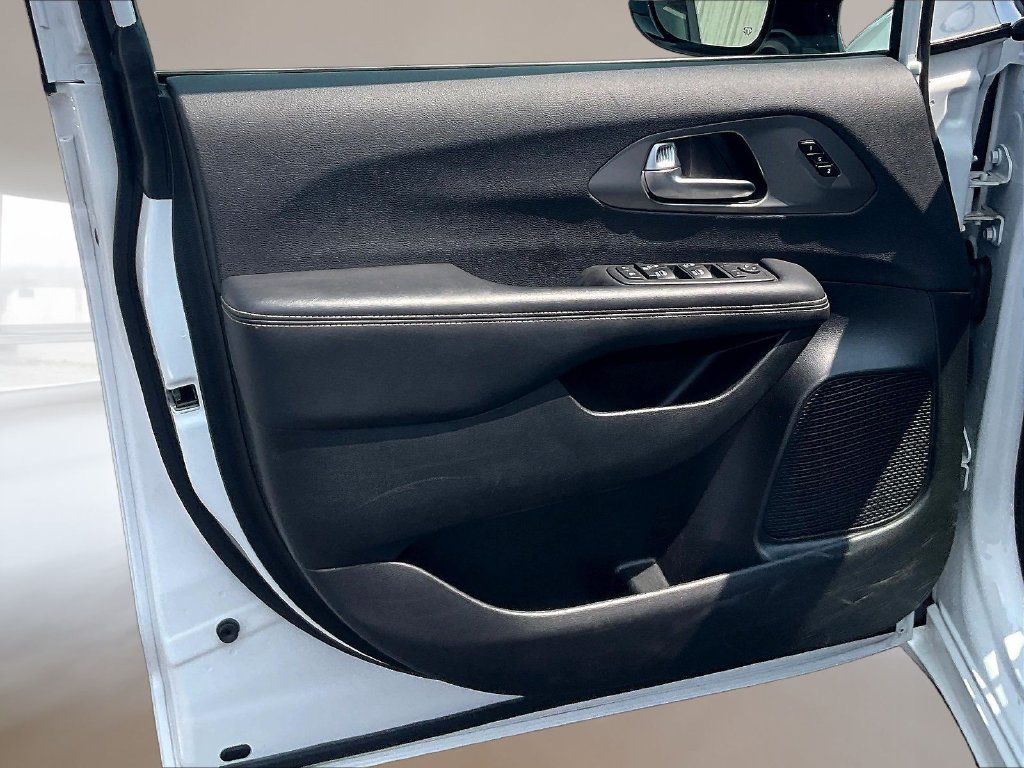 Used 2025 Chrysler Pacifica Select FWD image 20