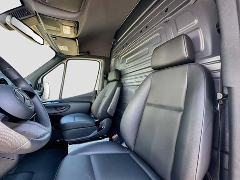 Used 2025 Mercedes-Benz Sprinter 2500 image 20