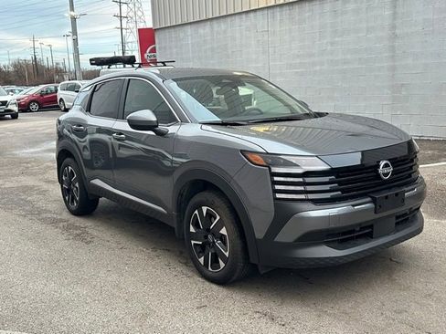 Used 2025 Nissan Kicks SV image 3