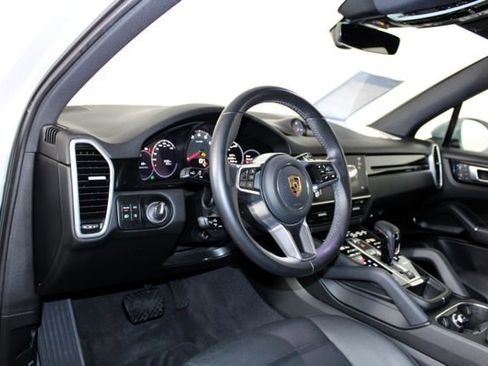 Certified 2023 Porsche Cayenne w/ Premium Package AWD/4WD image 4