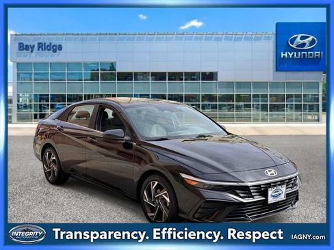 Used 2025 Hyundai Elantra SEL FWD image 1