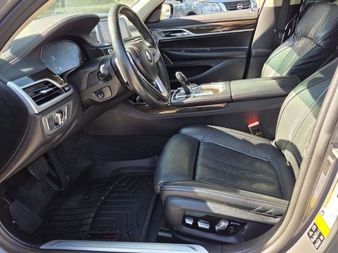 Used 2022 BMW 740i xDrive w/ Premium Package image 11