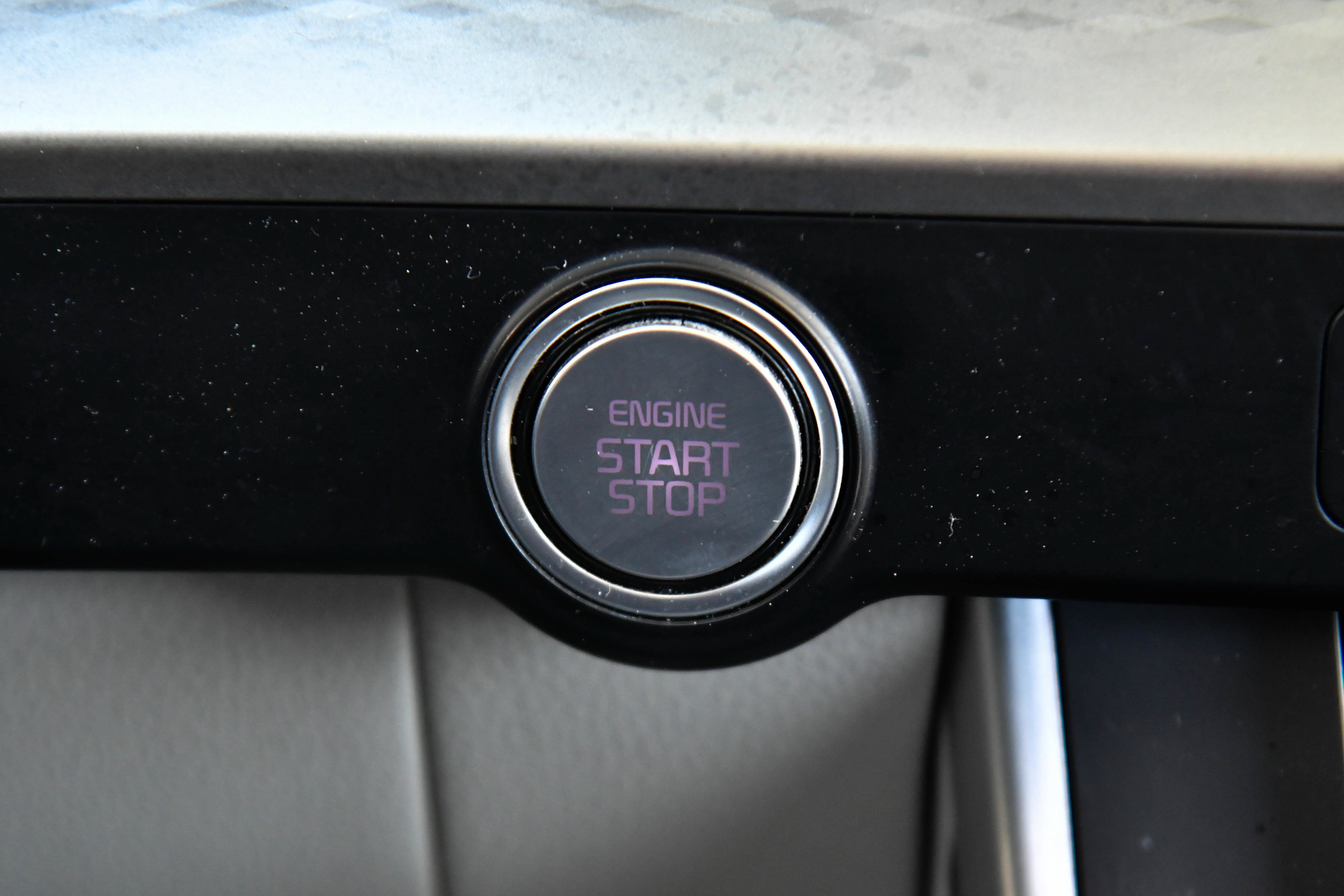 Used 2023 Kia Carnival LX FWD image 29