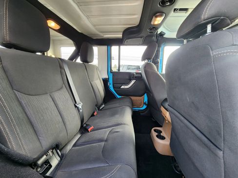 Used 2017 Jeep Wrangler Unlimited Sahara w/ Connectivity Group image 46