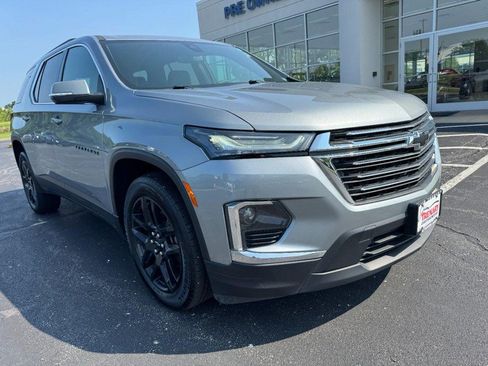 Used 2023 Chevrolet Traverse LT FWD image 2