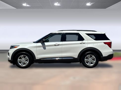 Used 2024 Ford Explorer XLT RWD image 2