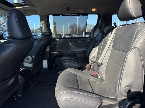 Used 2017 Toyota Sienna SE image 11