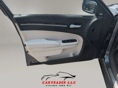 Used 2018 Chrysler 300 Limited RWD image 12
