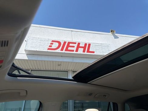 Used 2018 Volkswagen Tiguan SEL FWD image 45