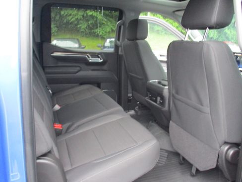 Used 2025 Chevrolet Silverado 1500 LT Trail Boss w/ Convenience Package II AWD/4WD image 15