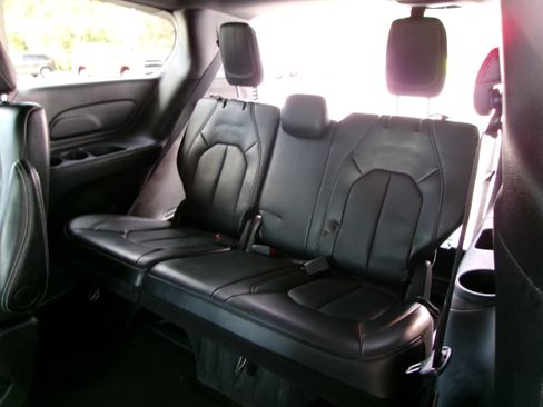 Used 2025 Chrysler Pacifica Select FWD image 18