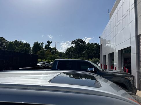 Used 2025 Toyota Highlander XLE AWD/4WD image 3