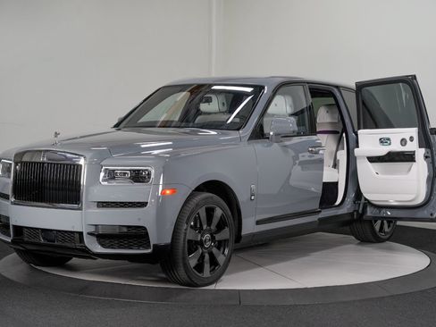 Used 2022 Rolls-Royce Cullinan w/ Dark Exterior Package AWD/4WD image 3
