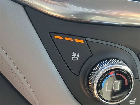 Used 2021 Chevrolet Equinox Premier image 24