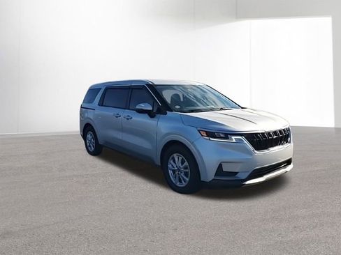 Used 2022 Kia Carnival LX image 2