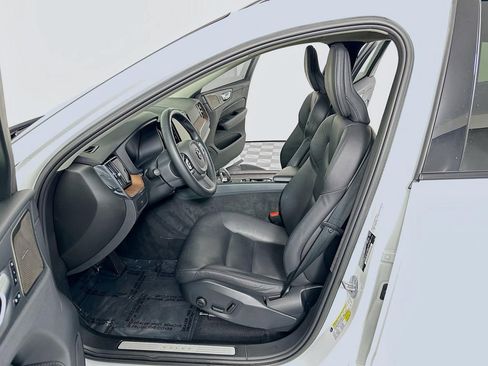 Used 2023 Volvo XC60 B5 Plus image 24