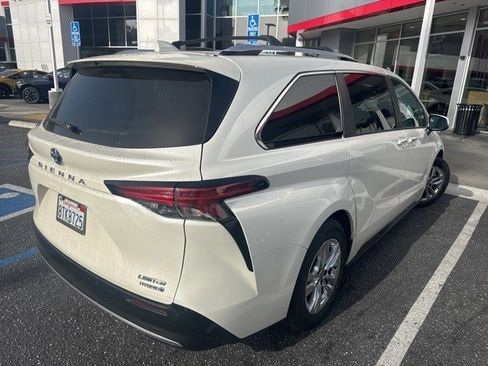 Used 2021 Toyota Sienna Limited image 5