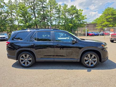 Used 2025 Honda Pilot Sport image 6