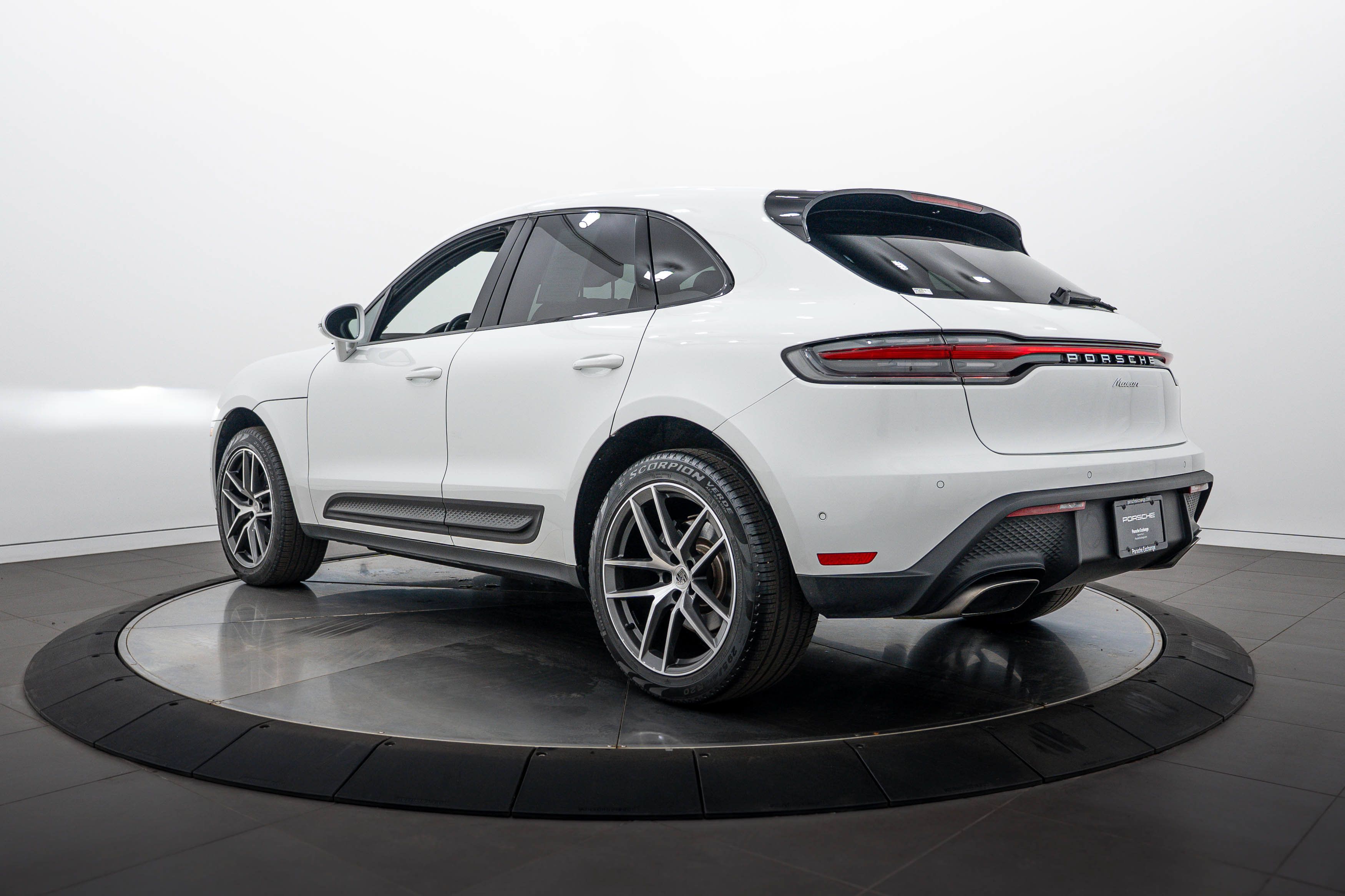 Certified 2023 Porsche Macan AWD/4WD image 3
