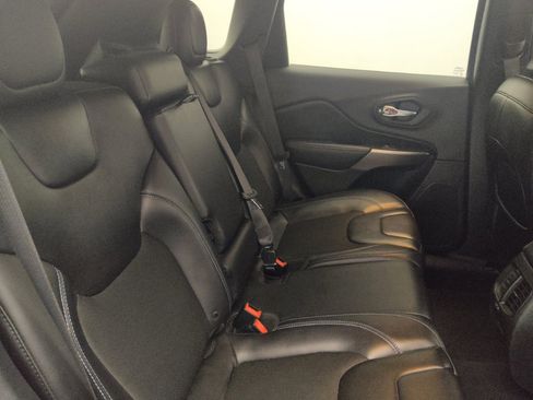 Used 2019 Jeep Cherokee Latitude Plus FWD image 19