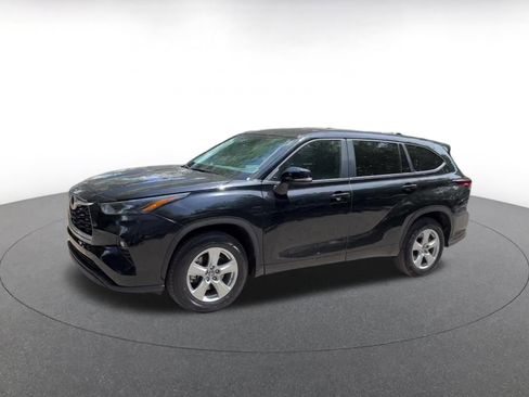 Used 2025 Toyota Highlander LE FWD image 8