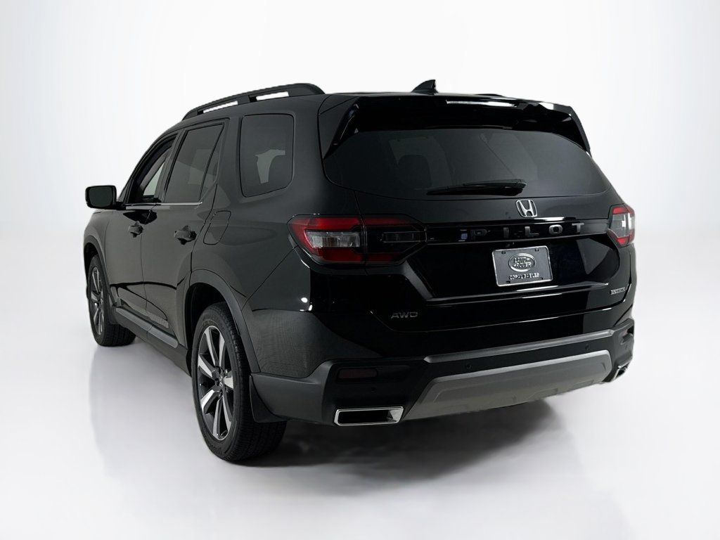 Used 2025 Honda Pilot Touring image 3