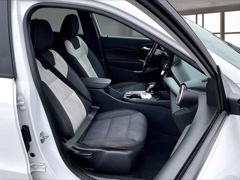 Used 2024 Chevrolet Trax RS w/ Sunroof Package image 6